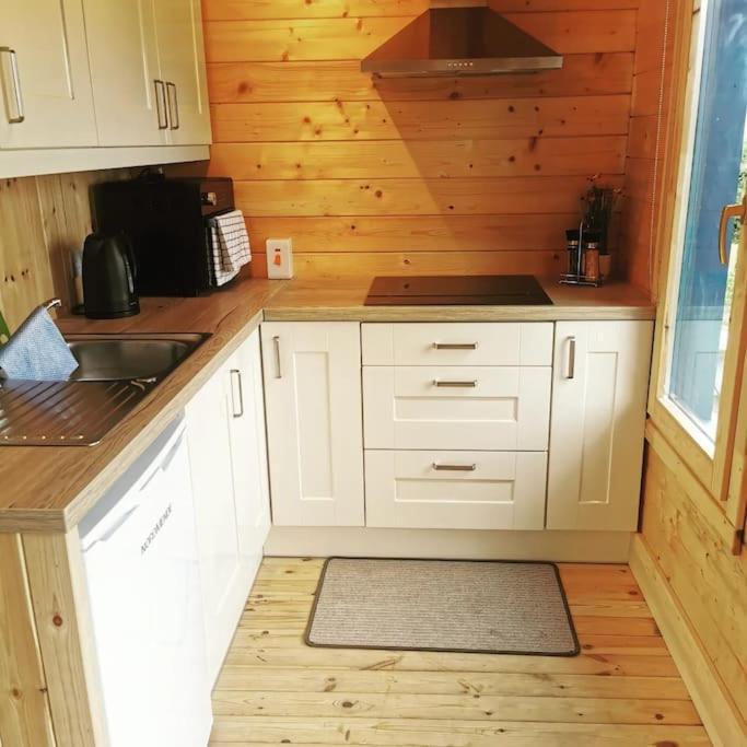 Ceaser'S Cabin Is A Cosy 1 Bedroom Cabin Lahinch Kültér fotó